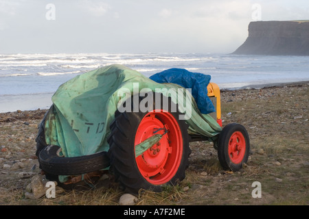 Boot Traktor starten und wiederherstellen. Alten Traktor für den Start der Fischerboote auf Saltburn Beach, North Yorkshire, England, Großbritannien Stockfoto