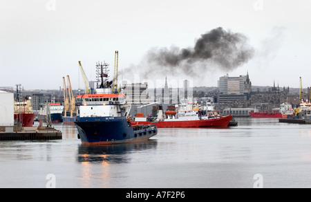 Skyline von Aberdeen, Kai, Tiefwasserliegeplätze, Weltklasse-Seehafen, multimodale Docks und Hafen. Schottische Küstenarchitektur in Granitstadt. Stockfoto