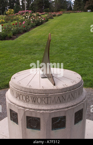 Sonnenuhr im Rosengarten am Manito Park Duncan Gärten Spokane Washington USA Stockfoto