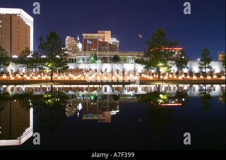 Reflektierenden Pool Bereich der leeren Stühle und Oklahoma City OK Skyline bei Nacht Stockfoto