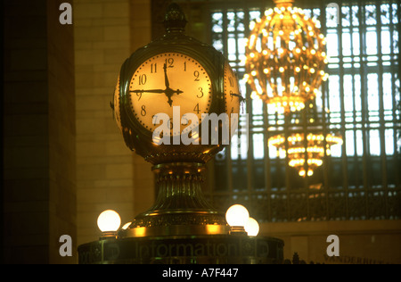 USA New York NYC Manhattan Grand Central Station Großaufnahme der Uhr beleuchtet. Stockfoto