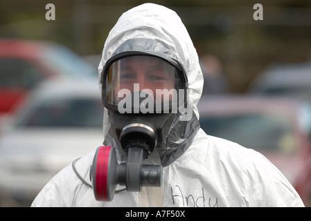 Mann mit biologischen Schutz Anzug und Maske Stockfoto