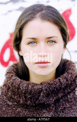 Porträt der jungen Frau, Blick in die Kamera in baggy wollene Pullover Stockfoto