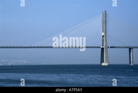 Vasco da Gama Bridge spanning über den Rio Tejo, Lissabon, Portugal. Stockfoto