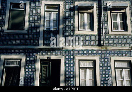 Verzierten blauen Kacheln an einem Gebäude im Stadtteil Alfama, Lissabon, Portugal. Stockfoto