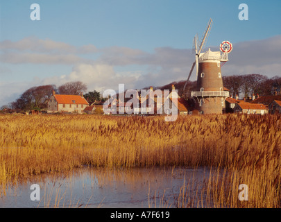 Cley nächstes Windmühle das Meer und die umliegenden Sümpfe in Norfolk England UK Stockfoto