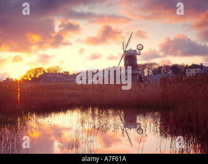 Cley nächstes Windmühle das Meer und die umliegenden Sümpfe in Norfolk England UK Stockfoto