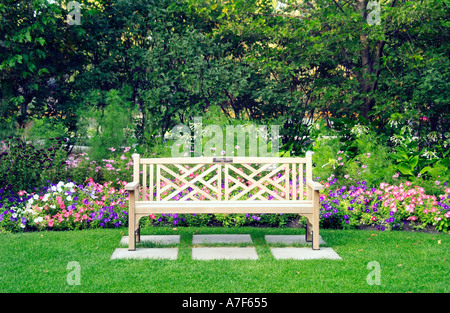 Leere Parkbank in einer Stadt Garten Winnipeg, Manitoba Kanada Stockfoto