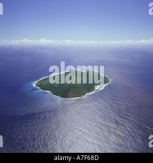 Luftaufnahme des Baumes bedeckt Wüsteninsel Stil mit weißen Stränden inmitten einer tiefen azurblauen Meer Fregatte Insel der Seychellen Stockfoto