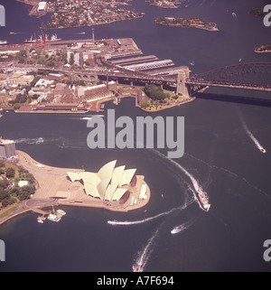 Luftaufnahme über den Hafen Bennelong Point The Rocks Bereich Opera House und Sydney Harbour Bridge New South Wales Australien Stockfoto