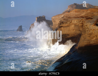 Cape Kiwanda mit großen Surf krachte gegen Sandsteinfelsen an der Central Oregon Coast Stockfoto