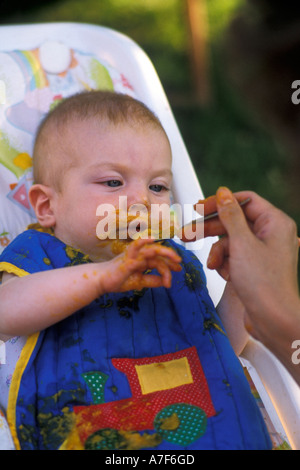 Detroit Michigan Mariel West macht sechs Monate alt ein Durcheinander, wie sie Mittagessen isst Stockfoto