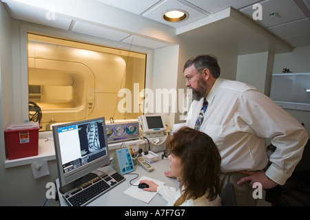 Arzt in MRI Leitwarte Stockfoto