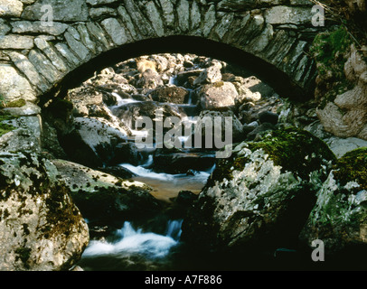 Wasserfälle unter Fuß überbrücken alte Leiche Straße Haweswater Cumbria Stockfoto