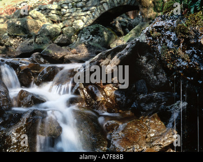 Wasserfälle unter Fuß überbrücken alte Leiche Straße Haweswater Cumbria Stockfoto