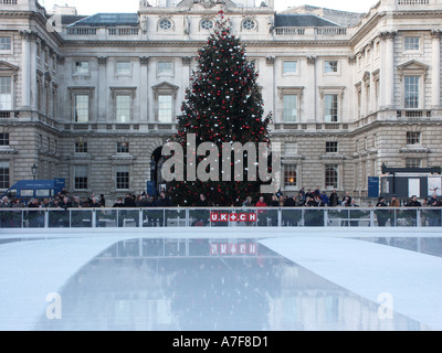 Historischer Innenhof des Somerset House mit Weihnachtsbaumschmuck und Menschen warten auf die Eislaufbahn im Freien am Strand London England Stockfoto