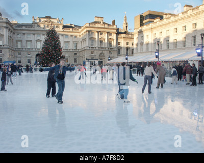 Historischer Innenhof des Somerset House mit Weihnachtsbaumschmuck und Menschen, die Eislaufbahn im Freien im Strand London England UK genießen Stockfoto