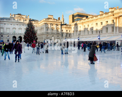 Historischer Innenhof des Somerset House mit Weihnachtsbaumschmuck und Menschen, die Eislaufbahn im Freien im Strand London England UK genießen Stockfoto