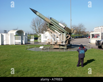 Royal Air Force Museum, Hendon London Bloodhound Missile am Haupteingang Junge unter Bild England Großbritannien Stockfoto