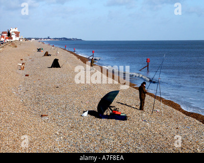 Aldeburgh Kiesel & Kieselstrand mit Menschen Meeresfischen die Nordsee entlang der sonnigen blauen Himmel Tag Küstenlandschaft in Suffolk East Anglia England Großbritannien Stockfoto