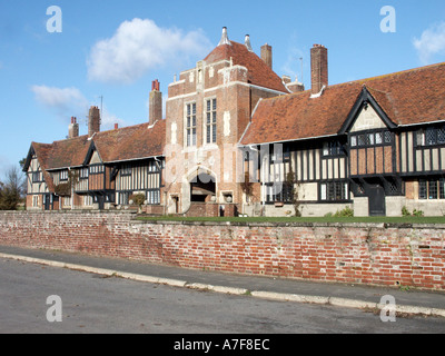 Margaret Ogilvie Almshouses Blick auf die Fassade von der Dorfstraße errichtet 1926 im Tudor-Stil Thorpeness in der Nähe von Aldeburgh Suffolk East Anglia England Großbritannien Stockfoto