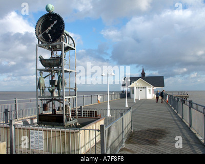 Uhr- und Wasserskulpturen am restaurierten Pier in diesem Küstenresort an der Nordsee-Ostküste an der Küste von Southwold Suffolk East Anglia England Großbritannien Stockfoto