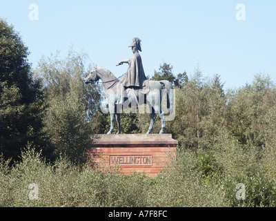 Reiterstatue des 1. Duke of Wellington auf Kopenhagen, seinem Ladegerät des Bildhauers Matthew Wyatt in Round Hill in Aldershot Hampshire England, Großbritannien Stockfoto