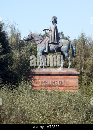 Reiterstatue des 1. Duke of Wellington auf Kopenhagen, seinem Ladegerät des Bildhauers Matthew Wyatt in Round Hill in Aldershot Hampshire England, Großbritannien Stockfoto