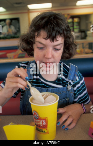 Detroit Michigan Mariel West 10 isst ein gefrorenes Leckerbissen in einem Wendy s-Fast-Food-restaurant Stockfoto