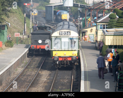 Ropley Bahnhof Lokomotiven und Bahnsteige auf der Watercress Line Teil der Mid Hants erhaltene und restaurierte Eisenbahn Hampshire England UK Stockfoto