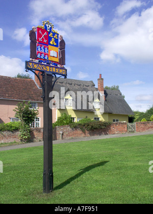 Mönche Eleigh Dorf grün & Reetgedeckten Hütte mit bunten Zeichen Darstellung von Figuren & Features im Zusammenhang mit dem Gebiet Suffolk Ost Anglia England Großbritannien Stockfoto