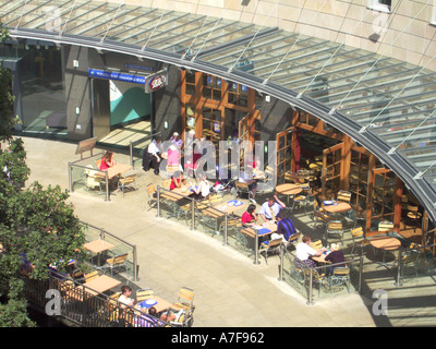 Luftbild von oben nach unten auf die Gruppe von Menschen, die im Freien Essen im Cafe Bar im Einkaufszentrum Milton Keynes Buckinghamshire England Großbritannien Stockfoto