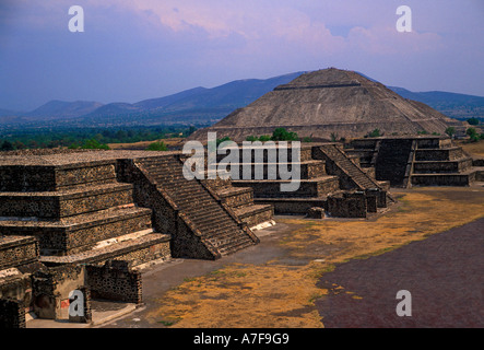 Pyramide der Sonne, Avenue des Toten, von Tempel des Mondes, Teotihuacan, Mexiko, Mexiko gesehen Stockfoto