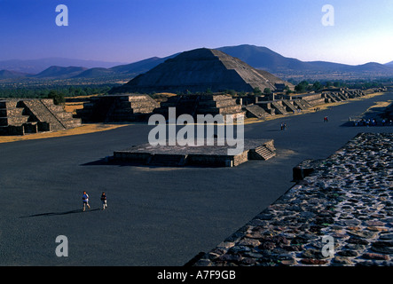 Pyramide der Sonne, Avenue des Toten, von Tempel des Mondes, Teotihuacan, Mexiko, Mexiko gesehen Stockfoto