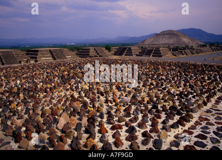 Pyramide der Sonne, Avenue des Toten, von Tempel des Mondes, Teotihuacan, Mexiko, Mexiko gesehen Stockfoto