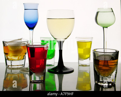 Stillleben mit verschiedenen alkoholischen Cocktails. Stockfoto