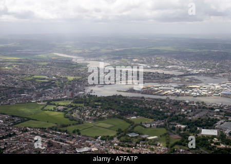Hohen Niveau schrägen Luftbild Südwesten oberen Upnor Industriebauten Wohnbauten Mündung des Flusses Medway Stockfoto