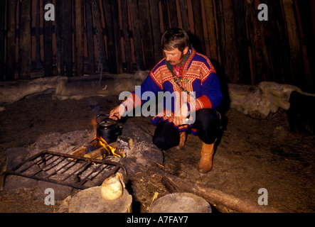 Volk der Sami, Sami Mann, Lodge, Lodge, Konttaniemi Rentierfarm, nördlich von Rovaniemi, oberhalb der Arctic Circle, Lappland, Finnland Stockfoto