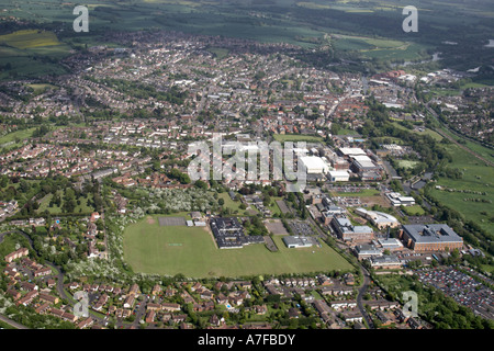 Hohen Niveau schrägen Luftbild östlich von Schule Sportplatz Wohnhäuser Geschäftshäuser Gewerbegebiet im Geschirr Stockfoto