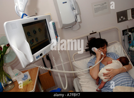 Krankenhaus-Patienten am Telefon mit dem Patientline System installiert in einigen NHS Krankenhäusern in Großbritannien UK Stockfoto