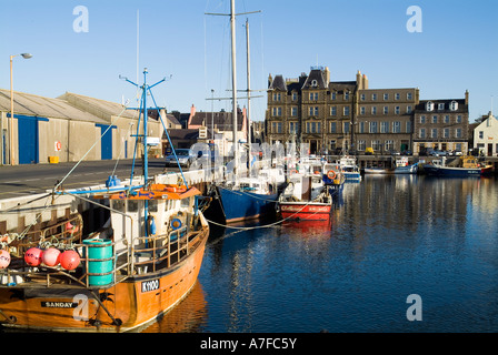 dh Kirkwall Harbour KIRKWALL ORKNEY Fischerboote am Kai Kirkwall Hotel pier Angeltrawler schottland großbritannien Stockfoto