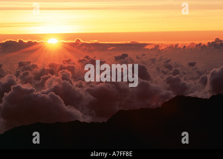 Sonnenuntergang über den Wolken Mauna Kea Hilo HI Stockfoto