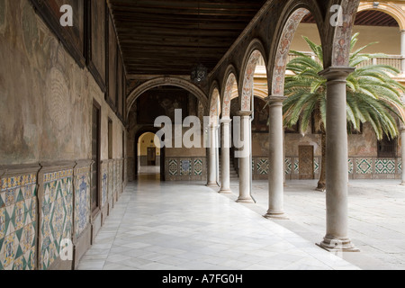 Verblasst der Glanz des Hofes und Wandmalereien Krankenhaus von San Juan de Dios Granada Spanien Stockfoto