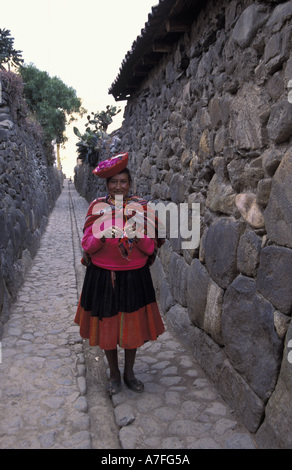 SA, Peru, Ollantaytambo, peruanische Frau auf Straße stricken, stricken Gemusterte Mütze (Herr) Stockfoto