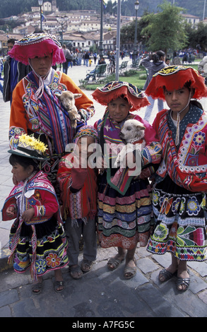 SA, Peru, Cusco, traditionelle Familie mit Lämmer, Tracht, Plaza de Armas (MR) Stockfoto