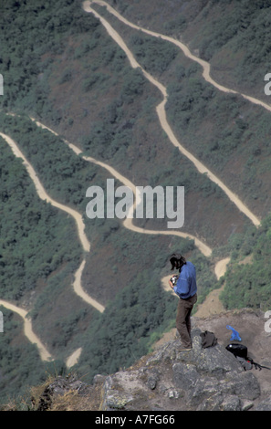 SA, Peru, Machu Picchu, Wanderer und Straße zu Machu Picchu (MR) Stockfoto