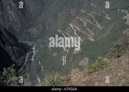 SA, Peru, Machu Picchu Fluss und kurvige Straße nach Machu Picchu Stockfoto