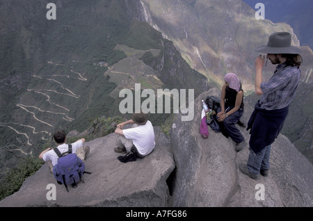 SA, Peru, Machu Picchu Touristen auf dem Weg zur Waynapicchu, in der Nähe von Gipfel (MR) Stockfoto