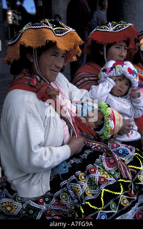 SA, Peru, Cusco, Peru Frauen und Kinder in Tracht, Plaza de Armas (MR) Stockfoto