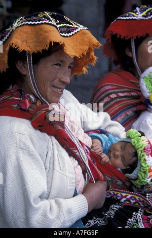 SA, Peru, Cusco, Peru Frau mit Baby, Plaza de Armas Stockfoto